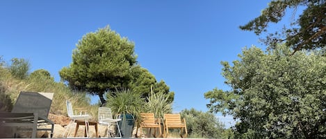 Una piscina al aire libre, una piscina climatizada