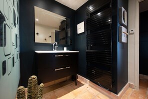 Douche, sèche-cheveux, serviettes fournies, papier toilette
