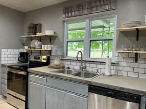 Private kitchen - Sleeps 6 in prime location (Norman)