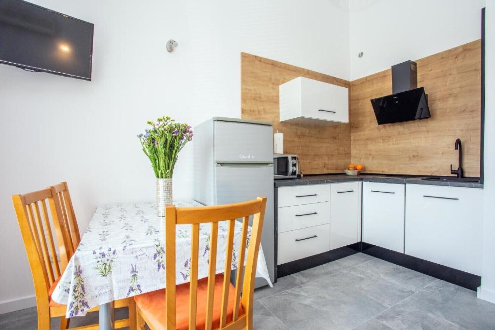 Fridge, microwave, dishwasher, cookware/dishes/utensils