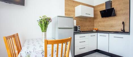 Kylskåp, mikrovågsugn, diskmaskin och grytor/köksredskap