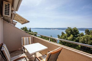 Outdoor dining - Mirabela 2 Studio Apartment with magnificent sea view (Omiš, Croatia)