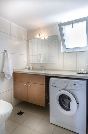 Combined shower/bathtub, hair dryer, towels, soap - A seafront villa with swimming pool (Achlia)