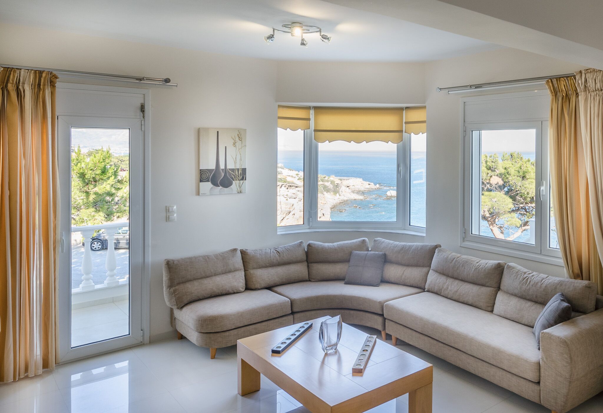 Älytelevisio, takka, DVD-soitin, kirjoja