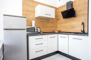 Kühlschrank, Mikrowelle, Geschirrspüler, Wasserkocher