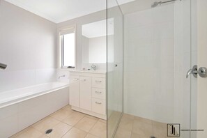 Bathtub, hair dryer, towels - Single-Level Home Steps to Beach | Simply Sylvan (Malua Bay)