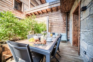 Outdoor dining - Echo du Pleney A001 - Central one bedroom + cabin in centre (MORZINE)