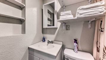 Kostenlose Toilettenartikel, Handtücher