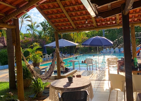 2 piscinas al aire libre, sombrillas, sillones reclinables de piscina