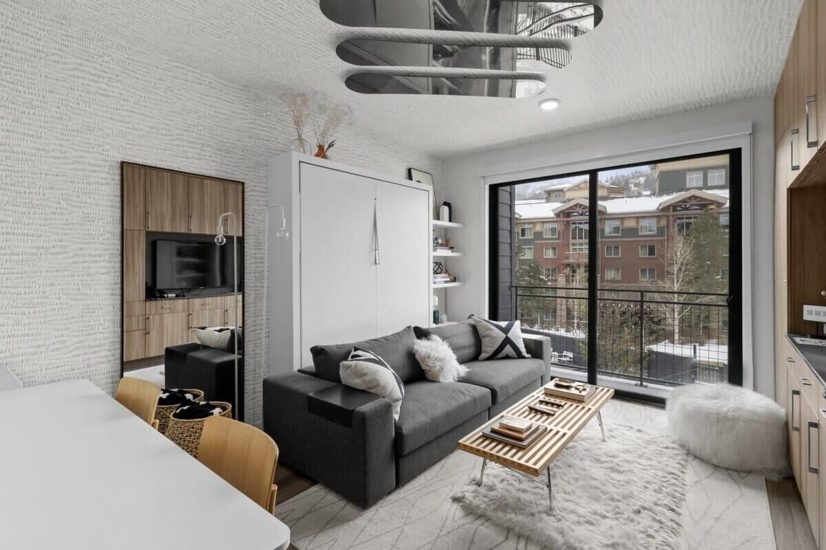 Stylish Studio-Ski In/Ski-Out!