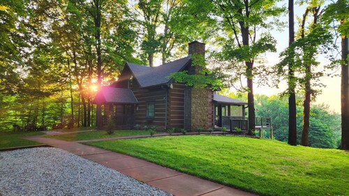 Taurina Cabin-Nestled in nature and tranquility.
New updated indoor hot tub. 