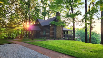 Taurina Cabin-Nestled in nature and tranquility.
New updated indoor hot tub. 