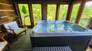 Indoor spa tub - Taurina Cabin-Nestled in nature and tranquility.
New updated indoor hot tub.  (Martinsville)