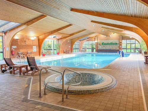 A charming lodge on the award-winning Kelling Heath site.