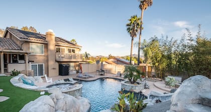 The Hidden Retreat- Pool Slide/Game Room/Mini Golf/ Pool & Hot Tub