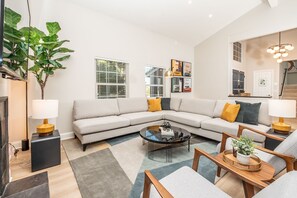 TV connectée, cheminée, baby-foot, services de streaming