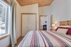 5 bedrooms, iron/ironing board, WiFi, bed sheets