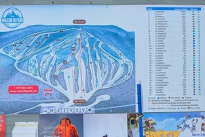 Un plan des pistes de ski indiquant les différents parcours et leur niveau de difficulté.