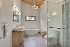 Douche, sèche-cheveux, serviettes fournies