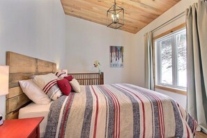 5 bedrooms, iron/ironing board, WiFi, bed sheets