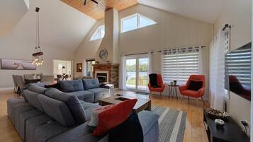 電視、壁爐、電子遊戲