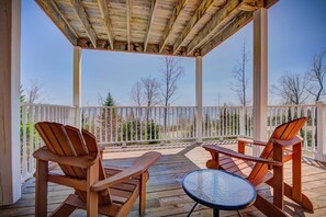 Terrace/patio - L’Officier | Spa + St-Lawrence View (Petite-Rivière-Saint-François)