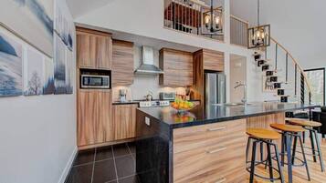 Køleskab, mikrobølgeovn, ovn, kogeplade