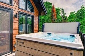 Un mur extérieur en bois, doté de grandes fenêtres et d’un jacuzzi portant l’inscription « Viking Spas ».