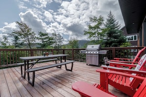 Outdoor dining - Chalet La Porte des Étoiles | Spa, Pet Friendly (Saint-Philémon)