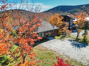 Exterior - Chalet La Porte des Étoiles | Spa, Pet Friendly (Saint-Philémon)