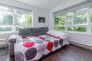 3 bedrooms, iron/ironing board, WiFi, bed sheets - Chalet La Porte des Étoiles | Spa, Pet Friendly (Saint-Philémon)