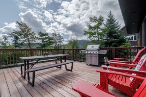Outdoor dining - Chalet La Porte des Étoiles | Spa, Pet Friendly (Saint-Philémon)