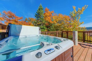 Outdoor spa tub - Chalet La Porte des Étoiles spa (Saint-Philémon)
