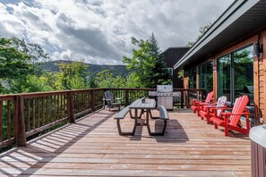 Outdoor dining - Chalet La Porte des Étoiles | Spa, Pet Friendly (Saint-Philémon)