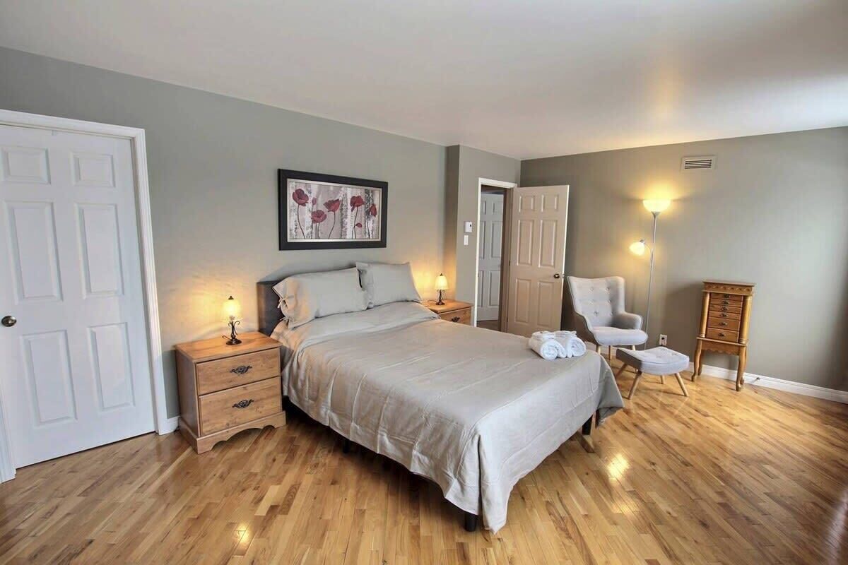 4 slaapkamers, een strijkplank/strijkijzer, wifi, beddengoed