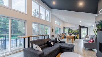 Een televisie, een open haard en een kantoor