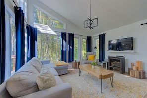 TV, fireplace - Le Baikal | Nature, Trails & EV Charger (Pont-Rouge)