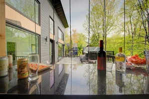 Outdoor dining - Villa Bali | Trails, Private Spa & EV Charging Station (Pont-Rouge)