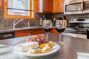 Fridge, microwave, oven, stovetop - Le Boisé du Midi #66 A SPA (Saint-Philémon)