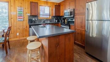 Køleskab, mikrobølgeovn, ovn, kogeplade