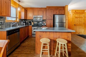 Fridge, microwave, oven, stovetop - Le Boisé du Midi #66 A SPA (Saint-Philémon)