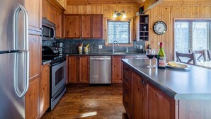 Wasserkocher mit Kaffee-/Teezubehör, Kühlschrank, Mikrowelle, Ofen