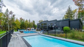 Outdoor pool - La Bonita | Pet-Friendly near Québec (Pont-Rouge)