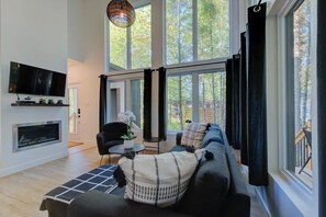 TV, fireplace - La Bonita, Pont-Rouge (Pont-Rouge)