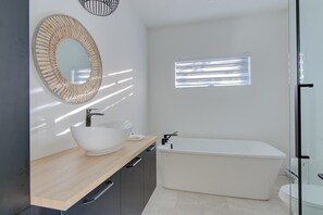 Douche, sèche-cheveux, serviettes fournies