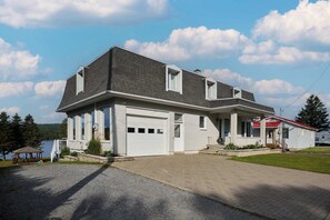 Exterior - Chalet du Rivage - Hot tub and Dock, Waterfront (Pohénégamook)