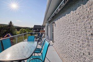 Outdoor dining - Chalet du Rivage - Hot tub and Dock, Waterfront (Pohénégamook)