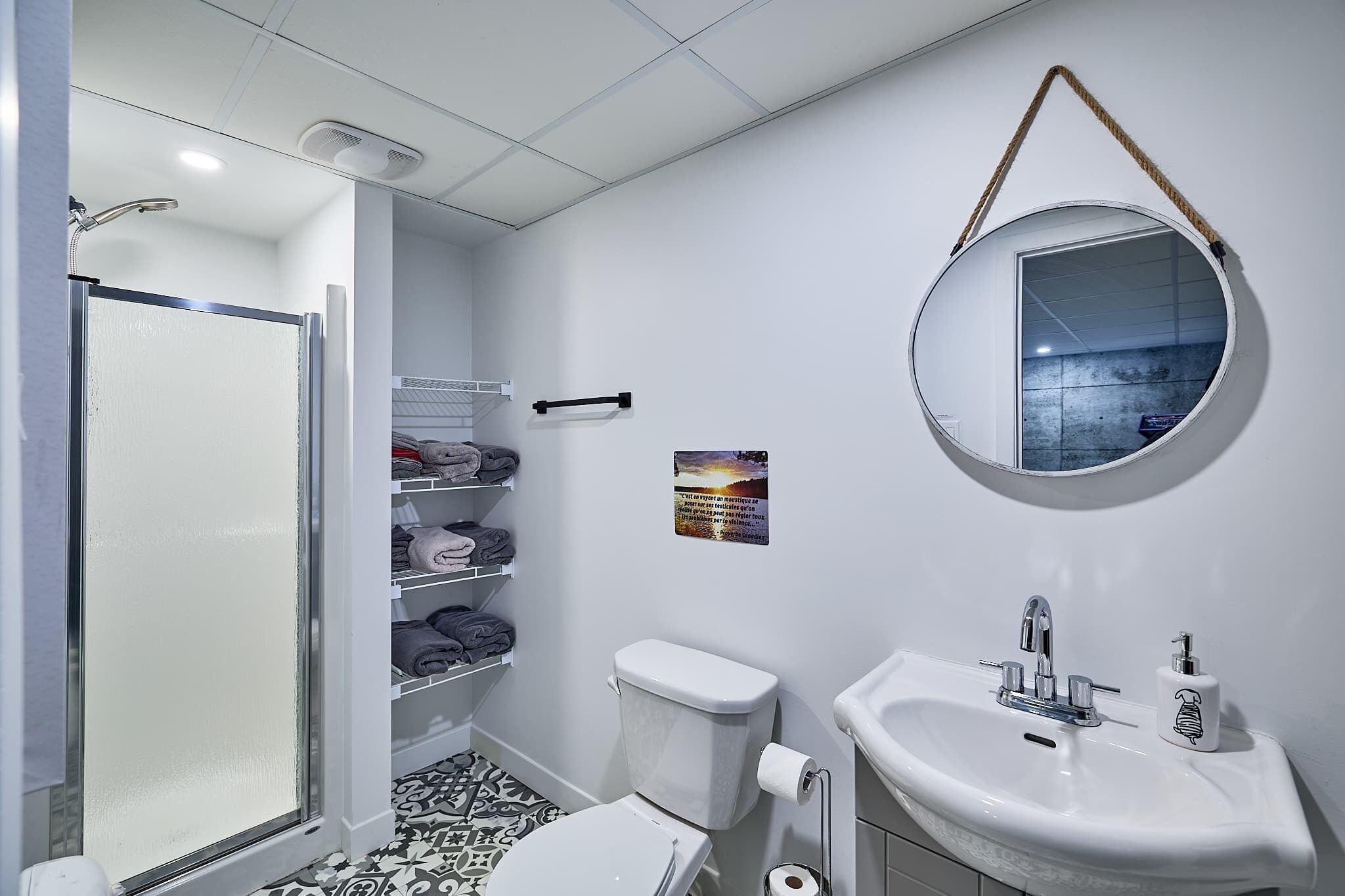 Douche, sèche-cheveux, serviettes fournies