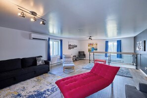 Smart-TV, Kamin, Tischfußball, Tischtennisplatte