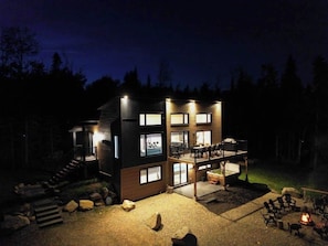 Exterior - Le 33 | Private Spa near Le Massif (Petite-Rivière-Saint-François)